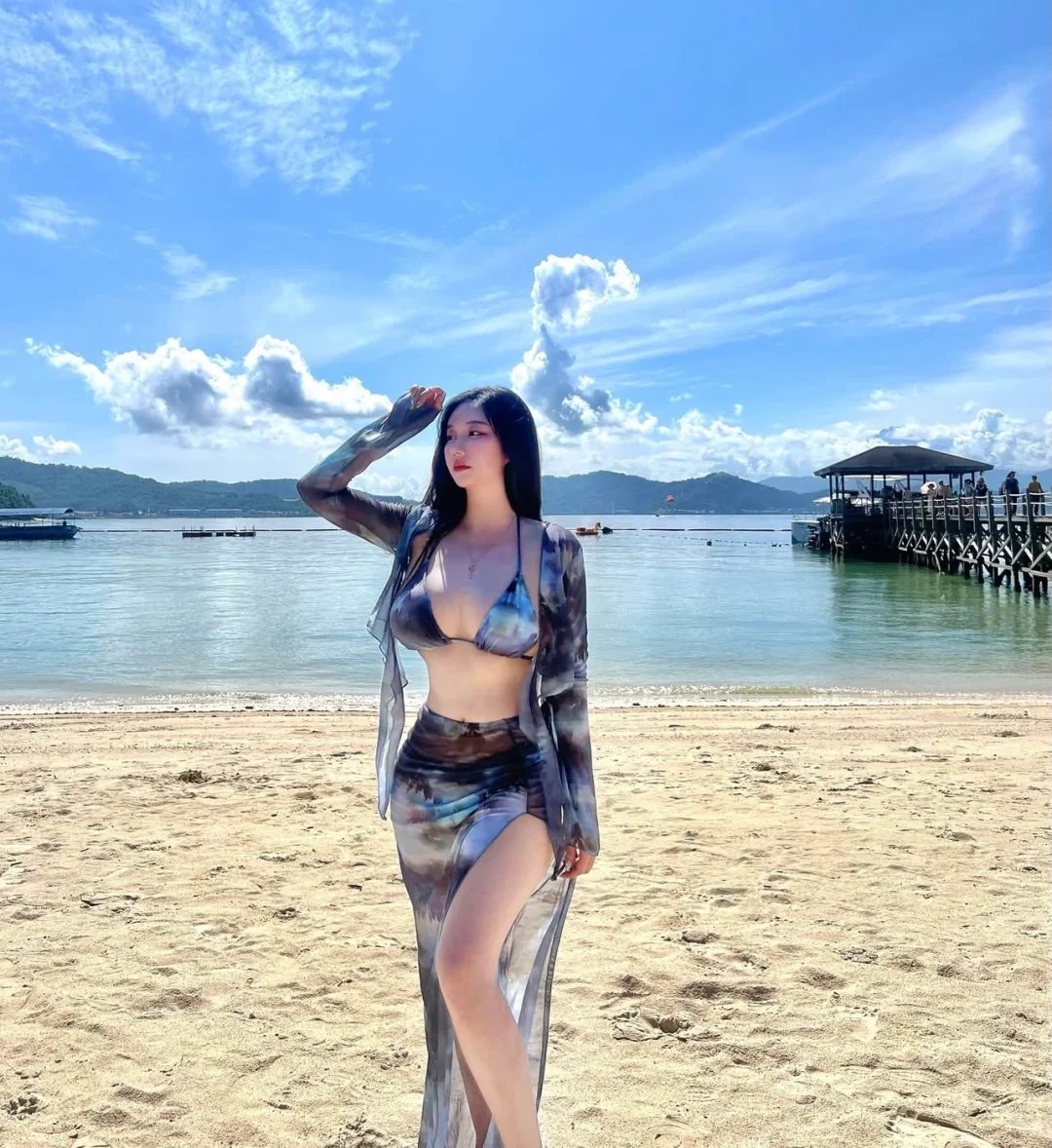 度假海滩（正常穿搭，无不良引导）