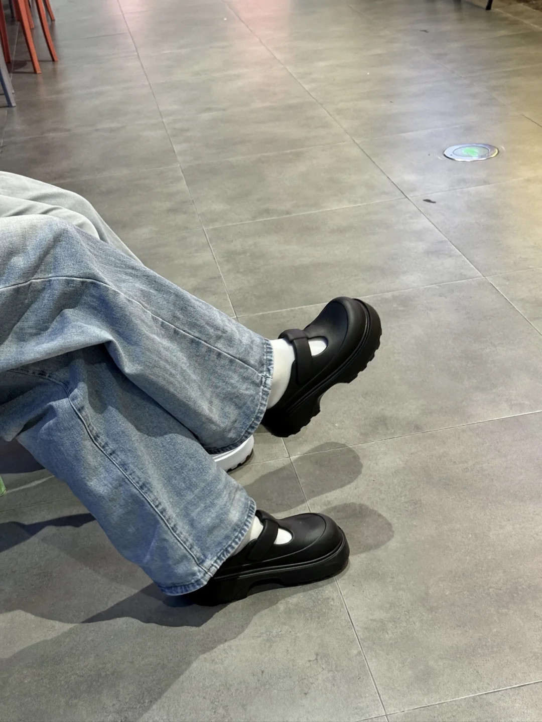 服了…在商场看上了别人的洞洞鞋