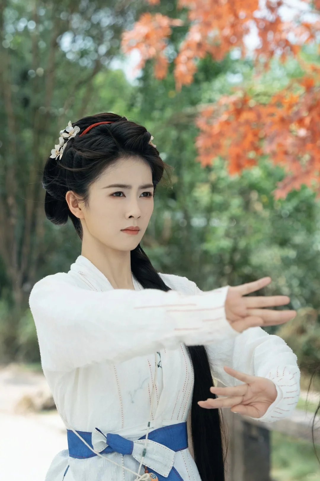 临江仙｜李青月蓝白绣花裙妆造