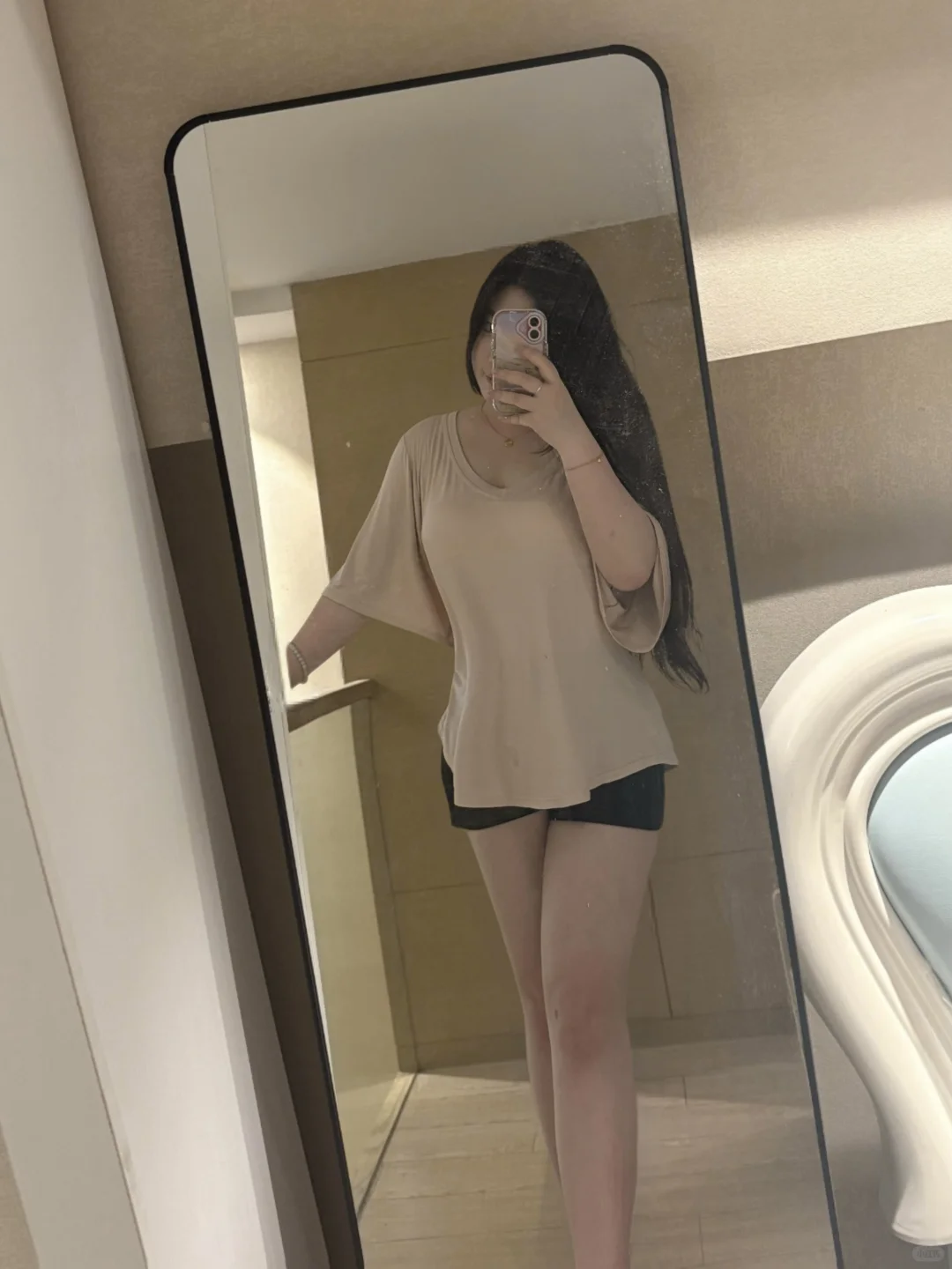 微胖大码女孩对镜拍