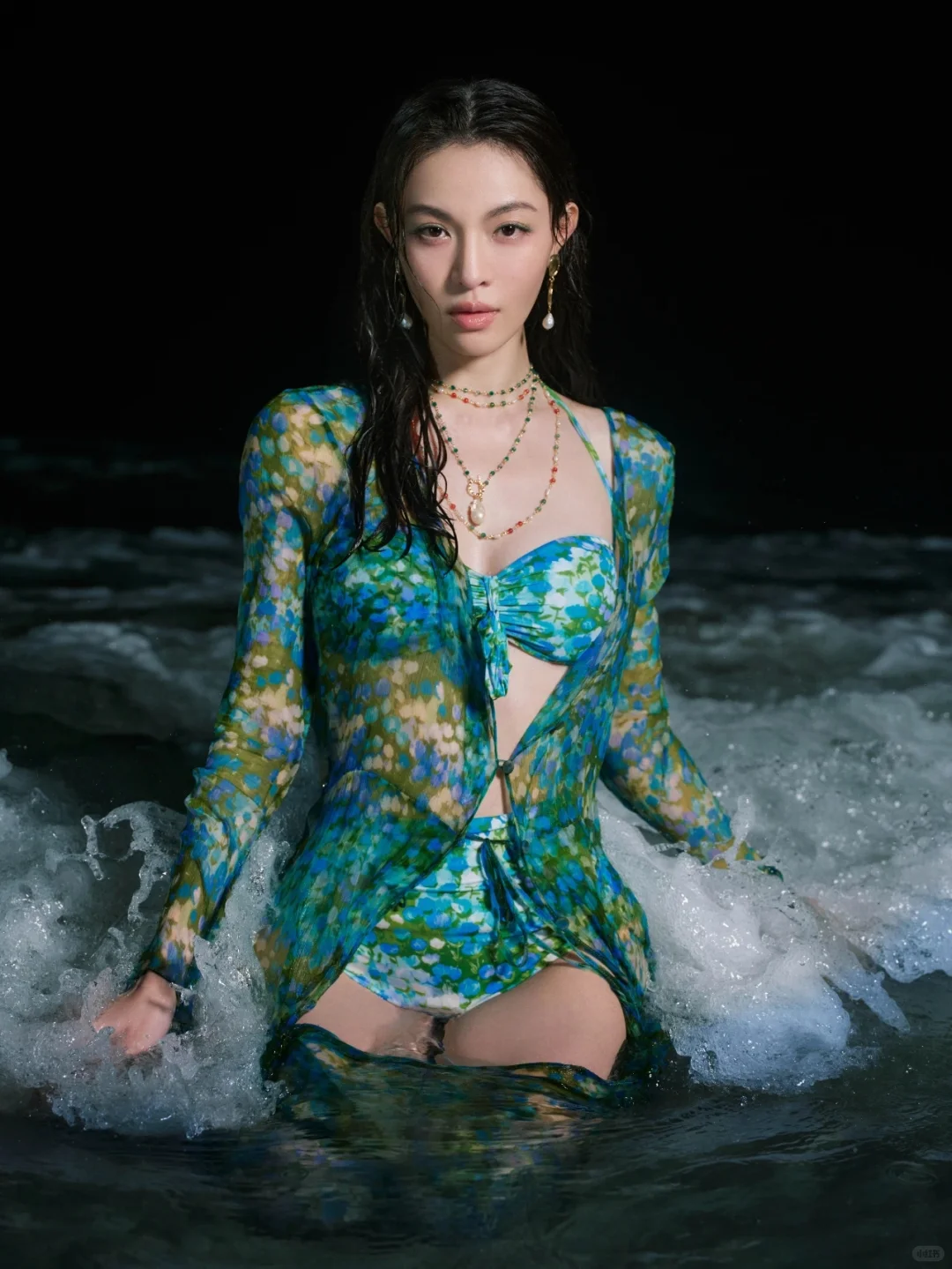 钟楚曦海边大秀身材，宛如人间尤物