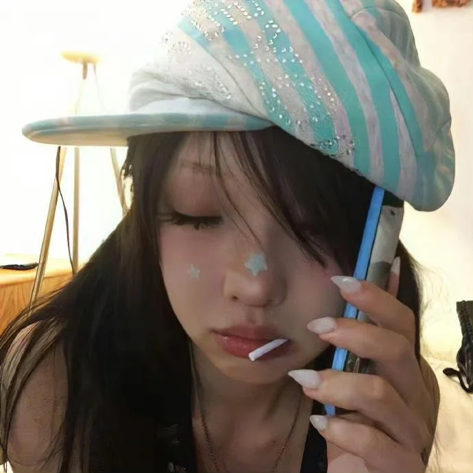 忧郁女头｜谁家少女站在海边手捧书本