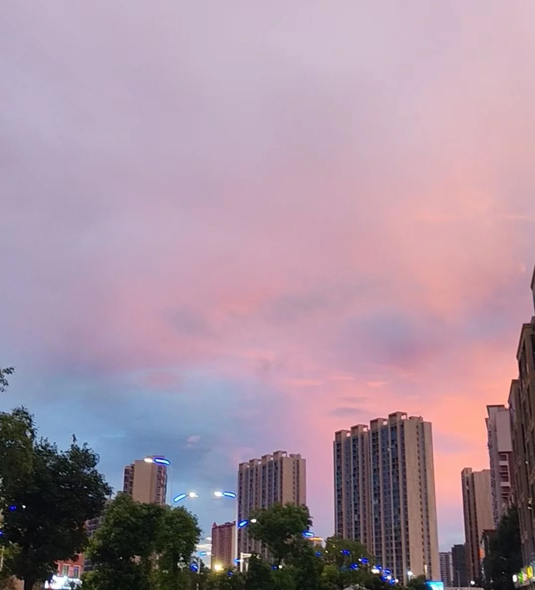 谁的天空有这个美？拿岀来