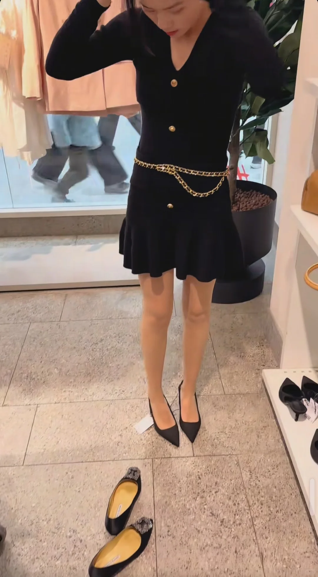 美腿配美裙 女店员帮试高跟鞋