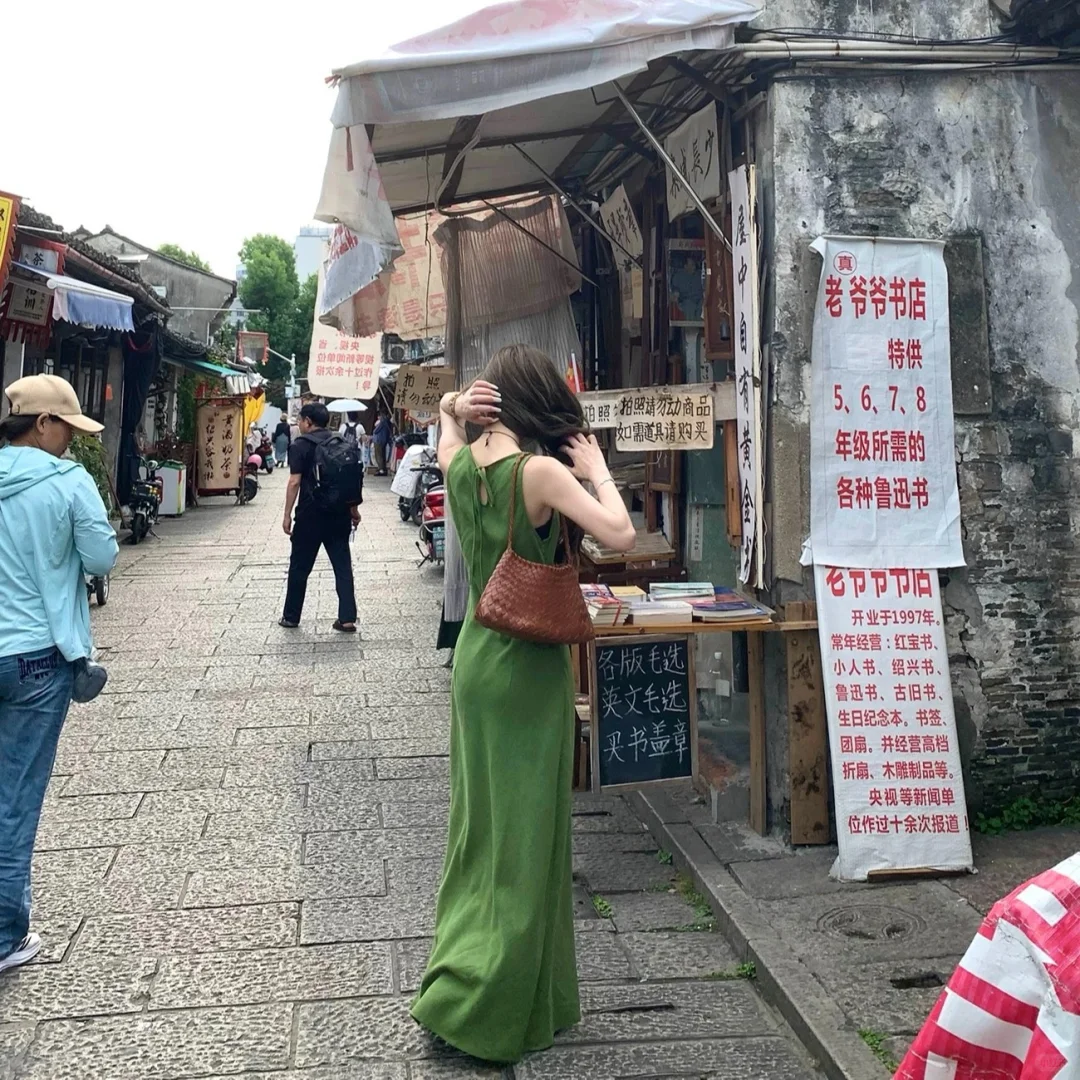巷子里穿绿裙子真的出片！