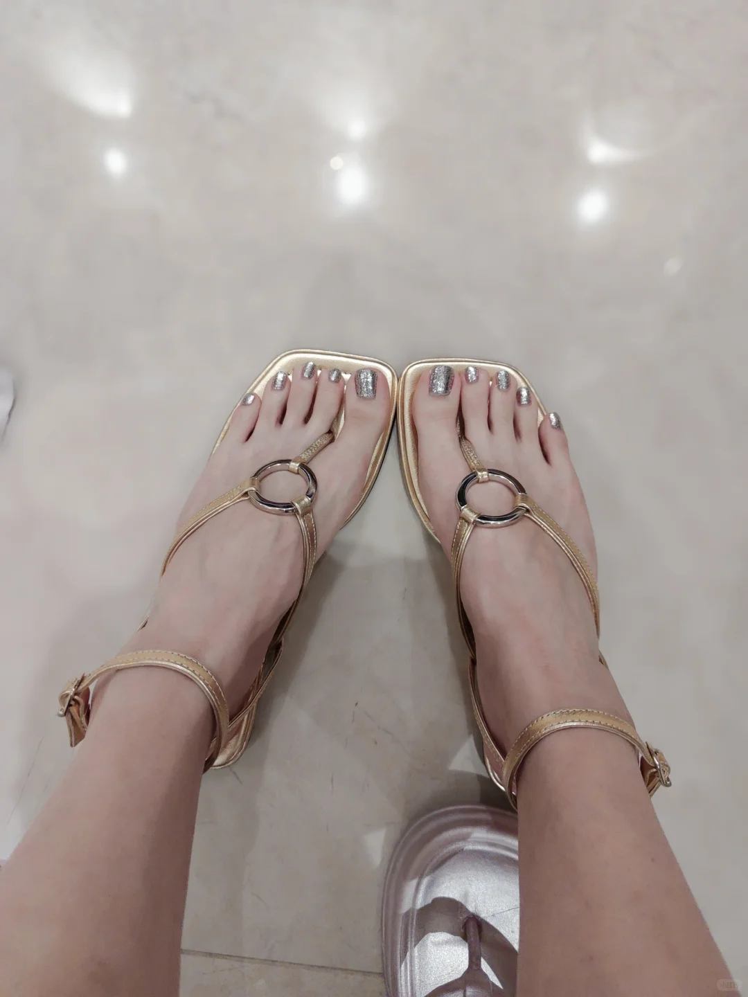 啊啊啊这条凉鞋也太美了吧～银色甲甲绝配哇