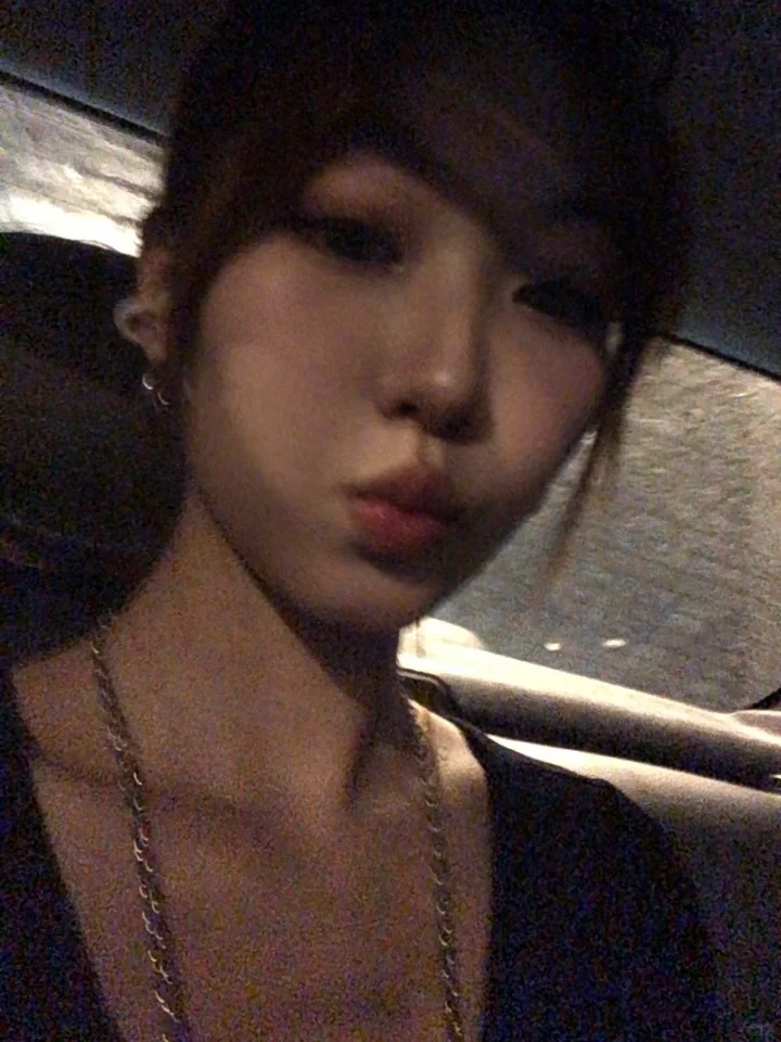 也是走上成熟女人路线了