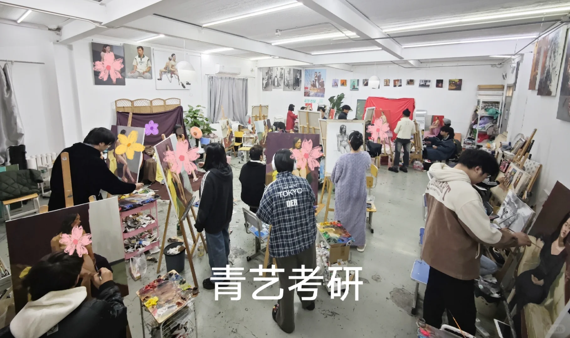 女人体写生课程进行中