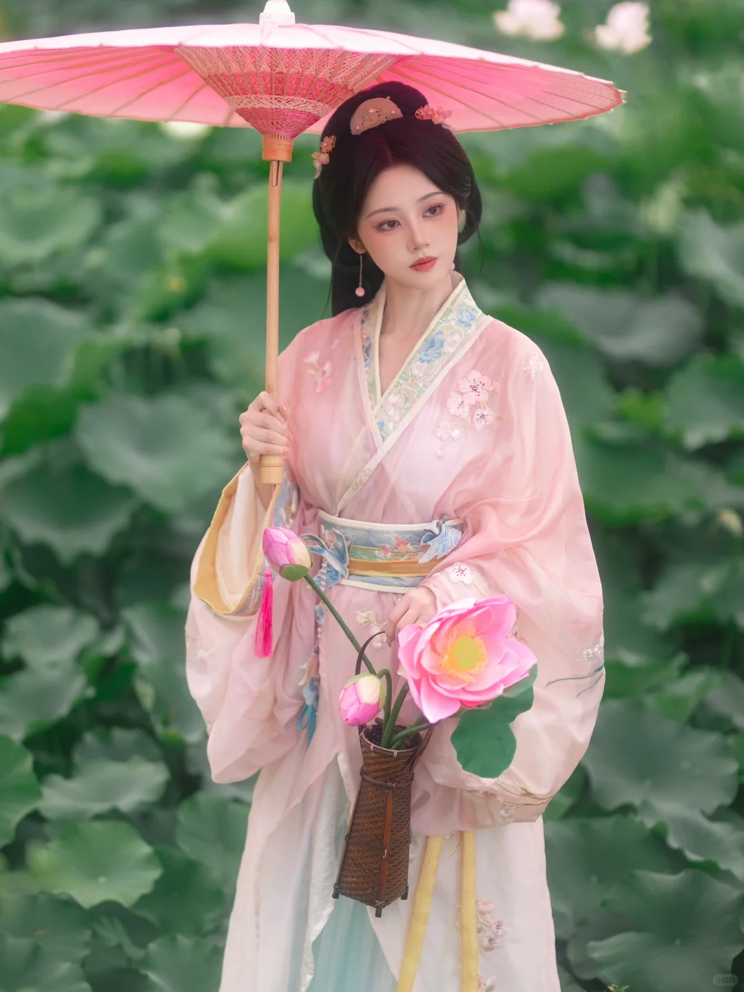 制芰荷以为衣兮，集芙蓉以为裳