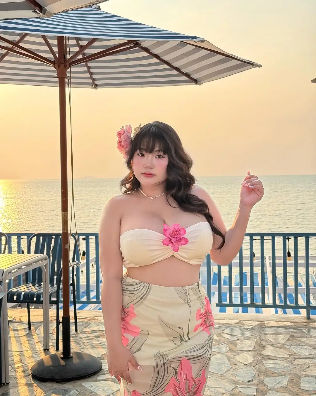 丰腴之姿绽放在海风与夕阳间