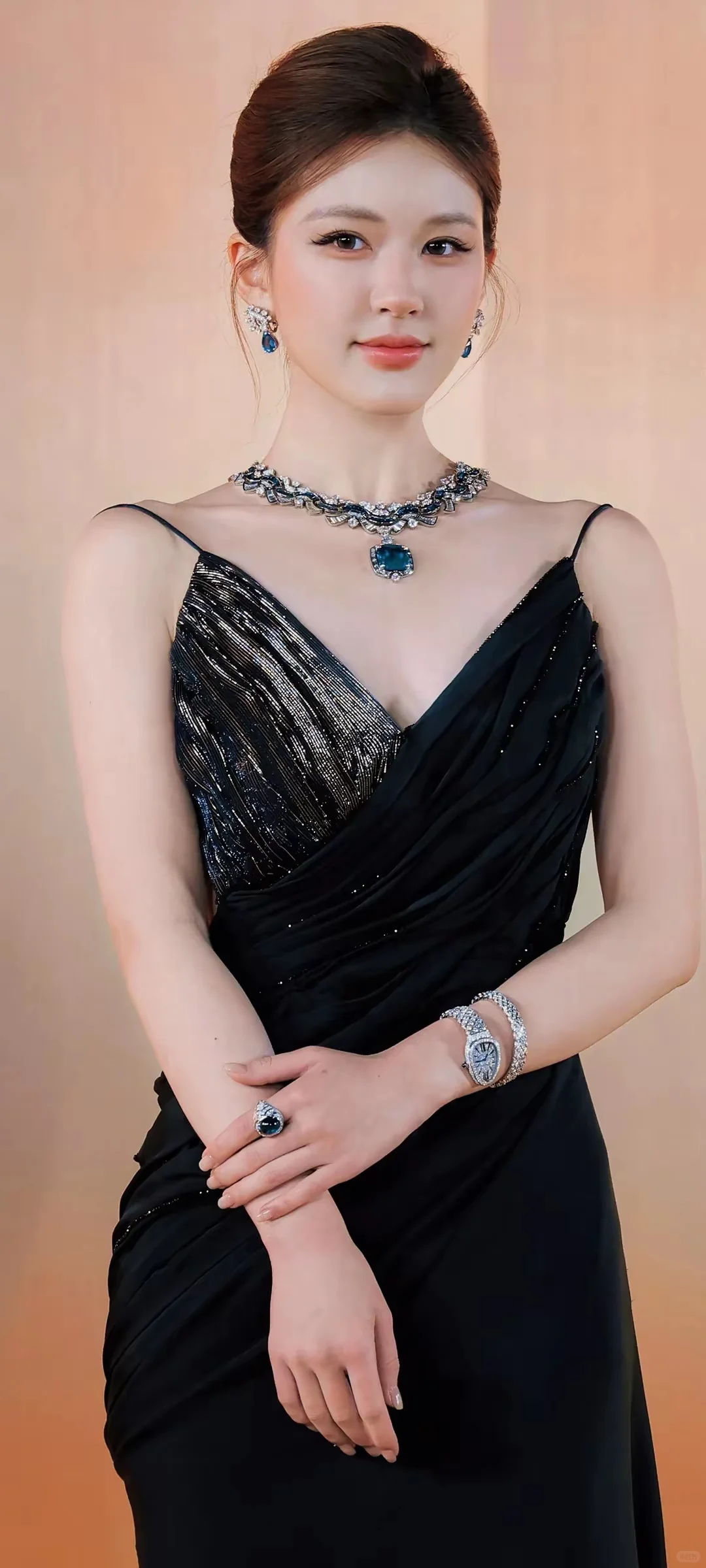 女明星系列之赵露思深V领裙写真