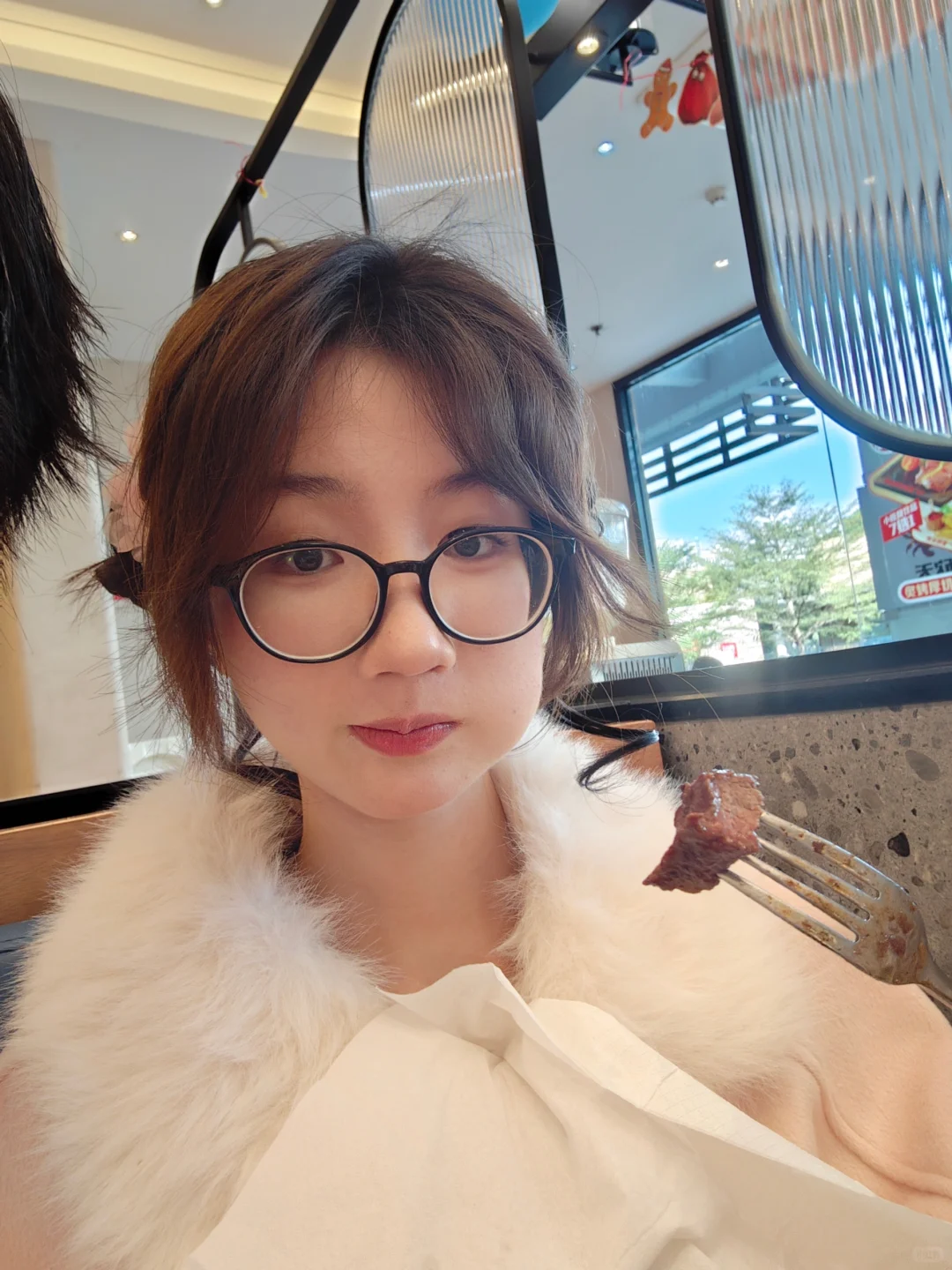 粉色娇柔，你如今几岁啦，这般忸怩作态！
