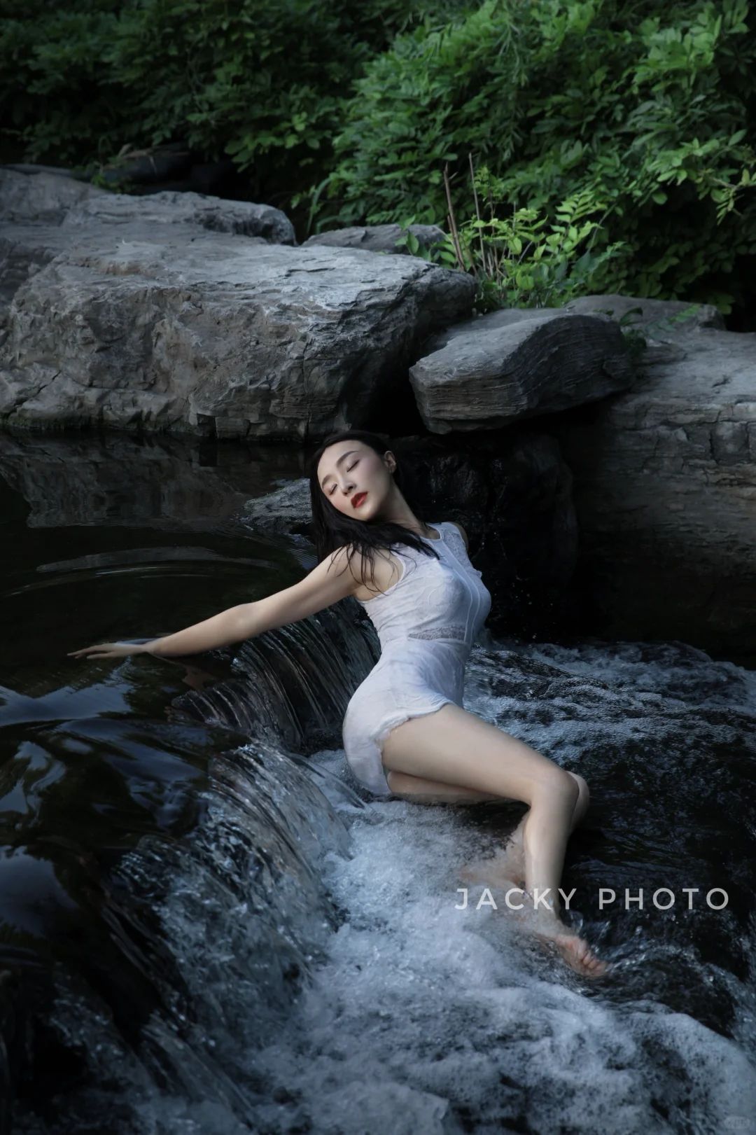 溶溶流水，潺潺清音。瀑布人像