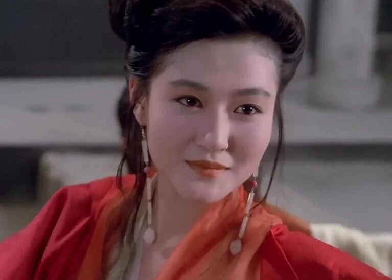 她艳俗吗？不，我说她绝美！