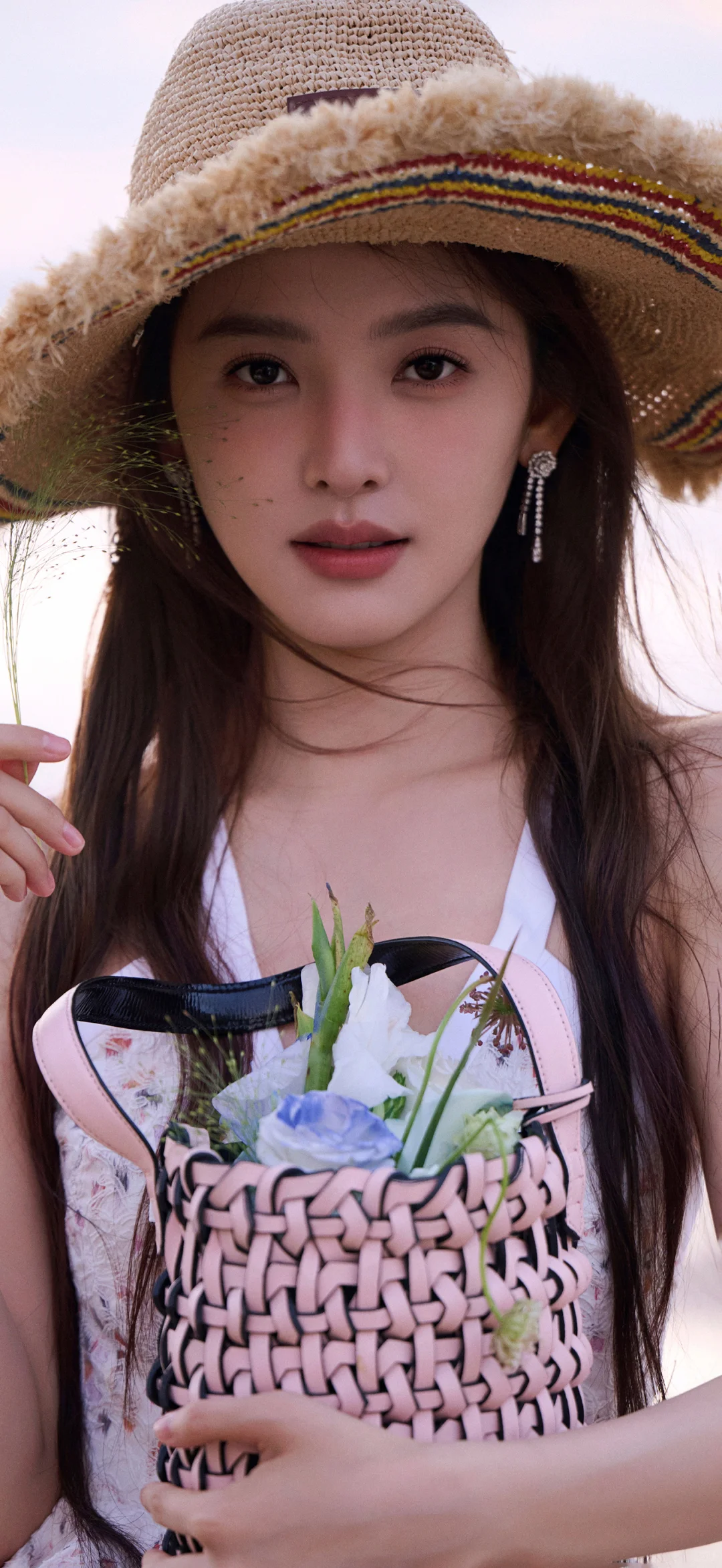 章若楠手机壁纸：海边白裙