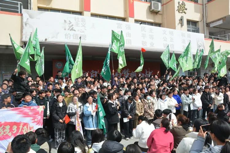 蒙城中学励志报告会振奋中考冲刺精神 第16张