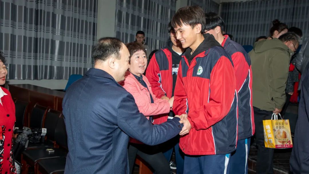 杰出校友携手筑梦 踔厉奋发决胜高考——清华大学岳骞教授莅临母校励志报告暨2021级高考誓师大会 第67张