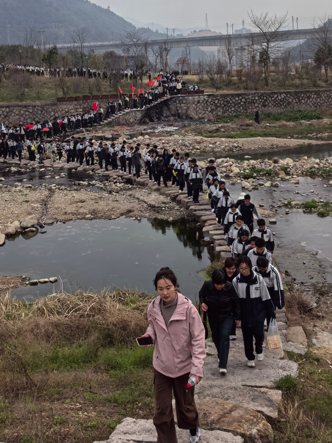 百日誓师凌云志 奋楫扬帆迎中考|青田县华侨中学举行中考百日誓师大会暨远足毅行活动 第9张