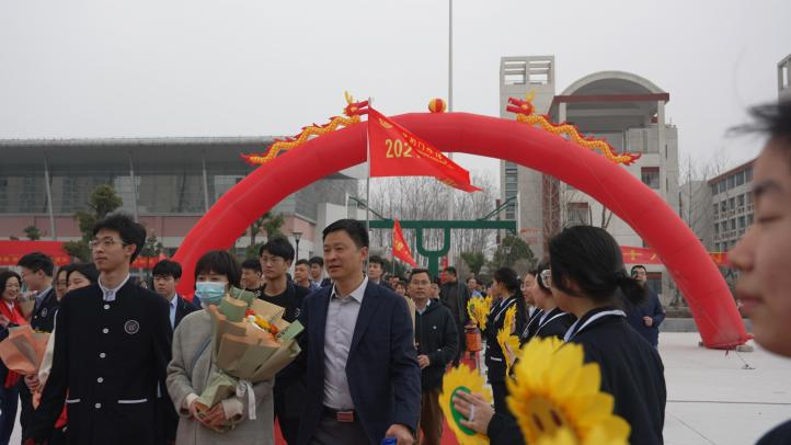 十八岁乘风破浪勇担当  八十天圆梦高考谱新篇——湖北荆门外语学校举行2024届十八岁成人礼暨高考八十天誓师大会 第1张