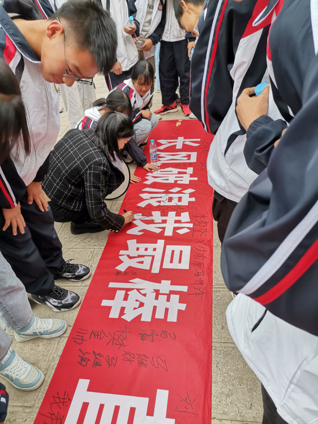 缅怀先烈 誓言青春 奋战中考 ——先锋镇初级中学2021年清明节祭扫活动暨中考誓师大会 第7张