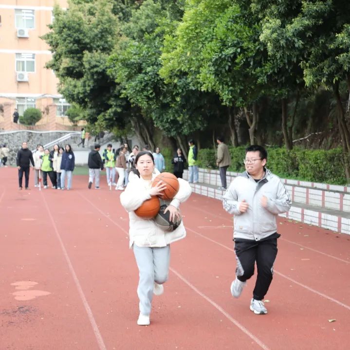 趣味减压增活力  赋能奔跑迎高考——赣县中学高三年级开展趣味减压活动 第16张