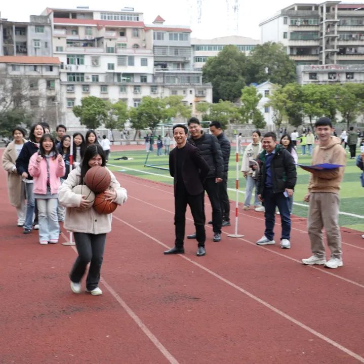 趣味减压增活力  赋能奔跑迎高考——赣县中学高三年级开展趣味减压活动 第18张