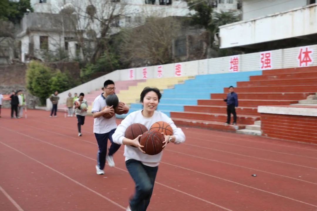 趣味减压增活力  赋能奔跑迎高考——赣县中学高三年级开展趣味减压活动 第15张