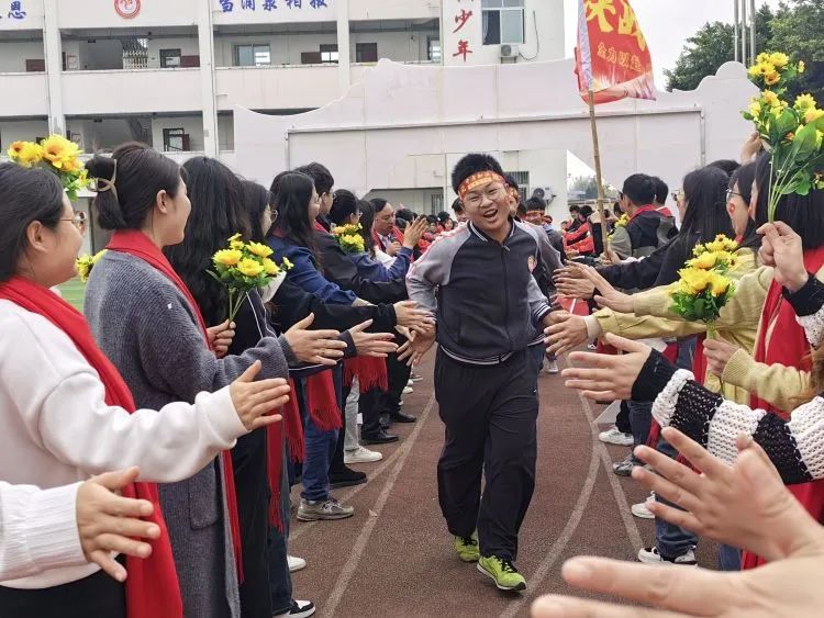 百日战中考,誓当凌绝顶 —— 富顺县飞龙镇九年制学校中考誓师大会 第18张