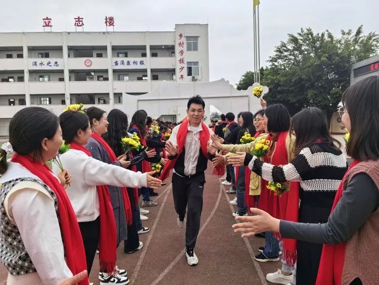 百日战中考,誓当凌绝顶 —— 富顺县飞龙镇九年制学校中考誓师大会 第21张