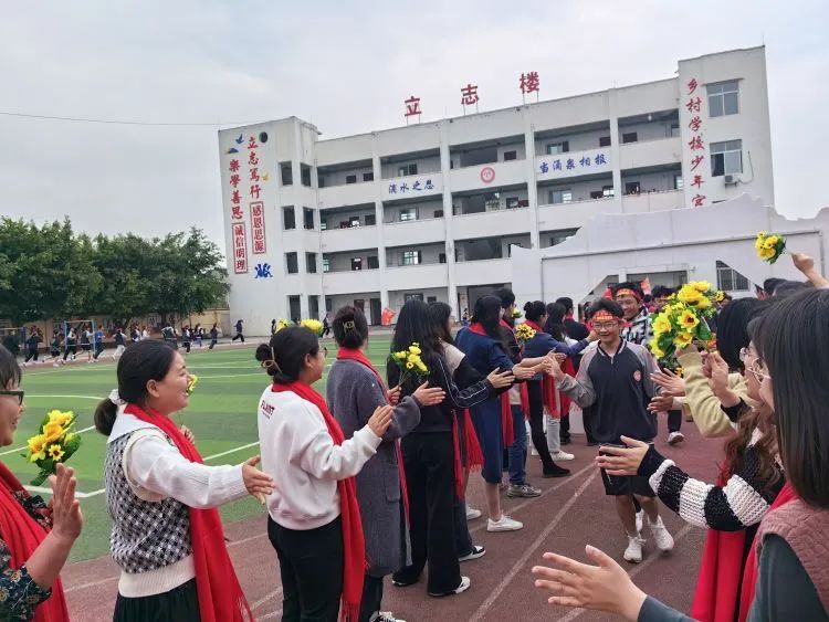 百日战中考,誓当凌绝顶 —— 富顺县飞龙镇九年制学校中考誓师大会 第16张