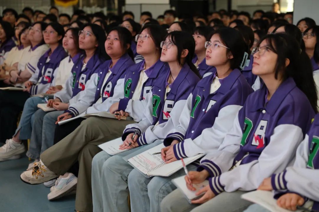 靶向高考!陕西省五届“状元之母” , 原高新一中教学校长助力清北学子,开展高考作文写作技法讲座 第21张