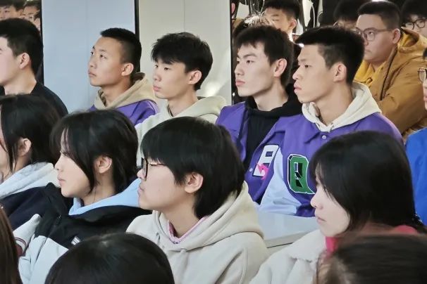 靶向高考!陕西省五届“状元之母” , 原高新一中教学校长助力清北学子,开展高考作文写作技法讲座 第9张