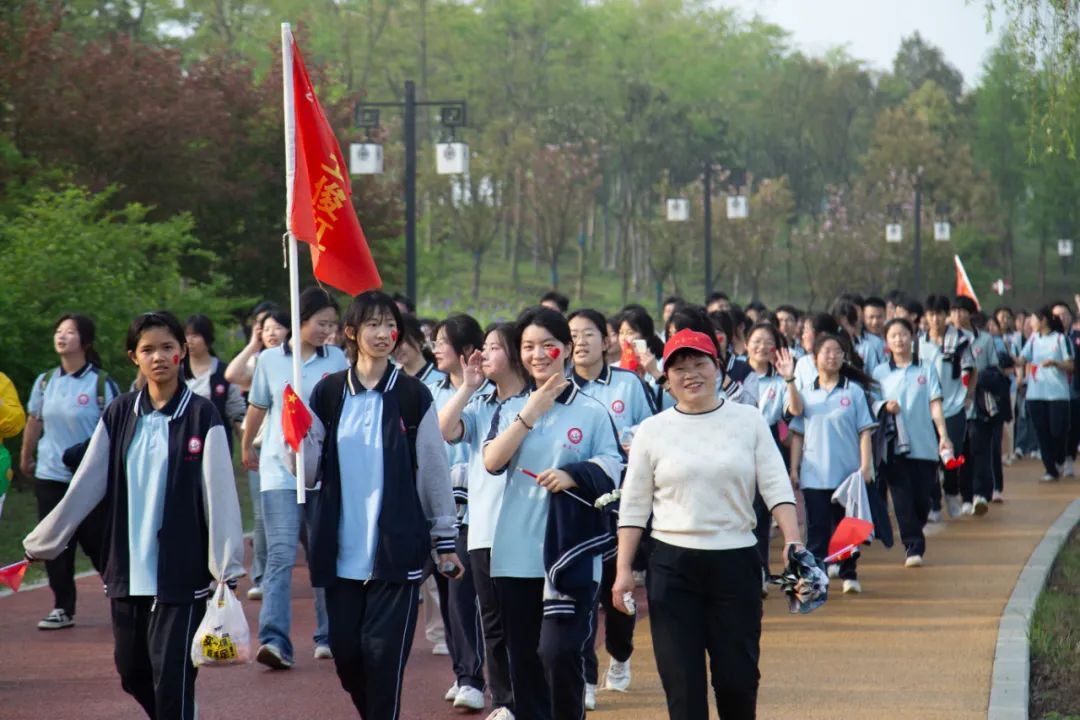 我校组织冲刺高考50天誓师暨高三“东湖行”远足活动 第10张