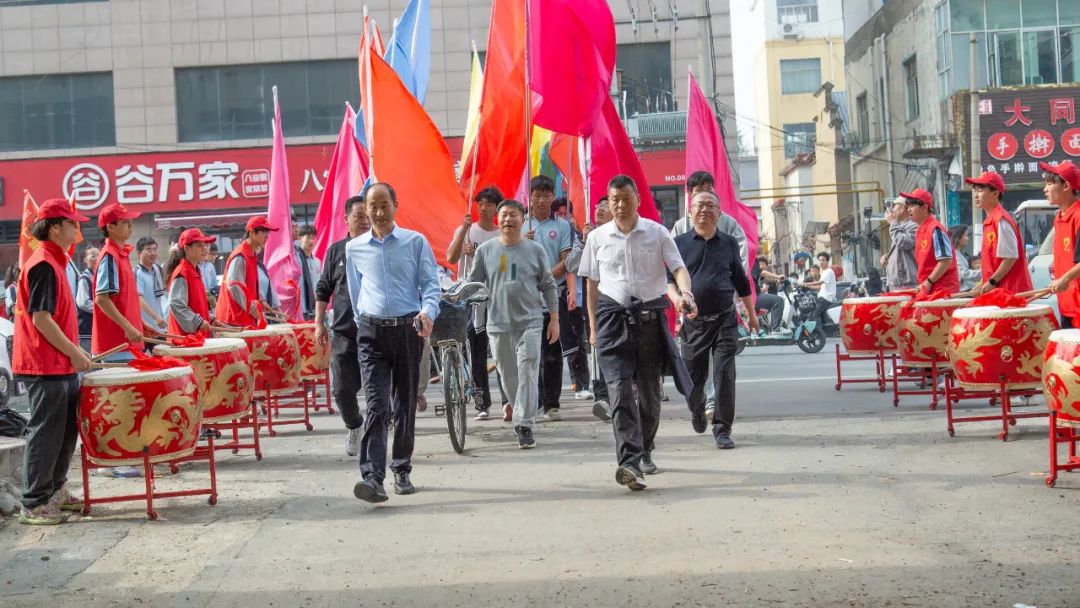 我校组织冲刺高考50天誓师暨高三“东湖行”远足活动 第18张