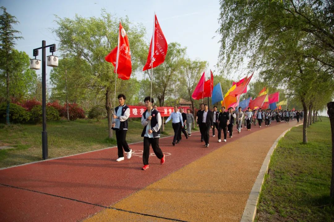 我校组织冲刺高考50天誓师暨高三“东湖行”远足活动 第16张