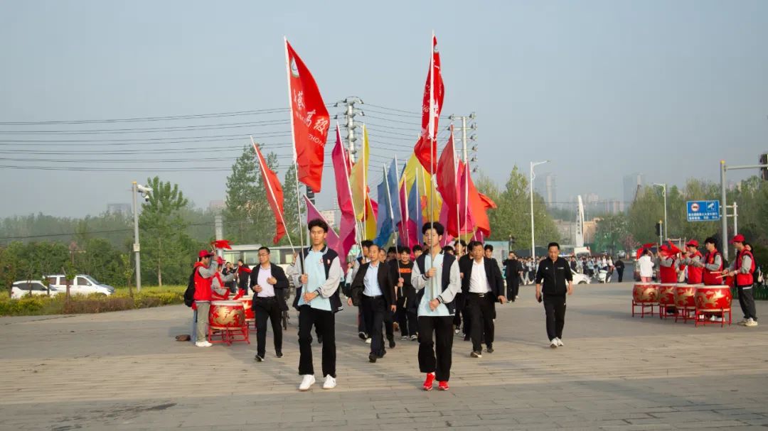 我校组织冲刺高考50天誓师暨高三“东湖行”远足活动 第8张