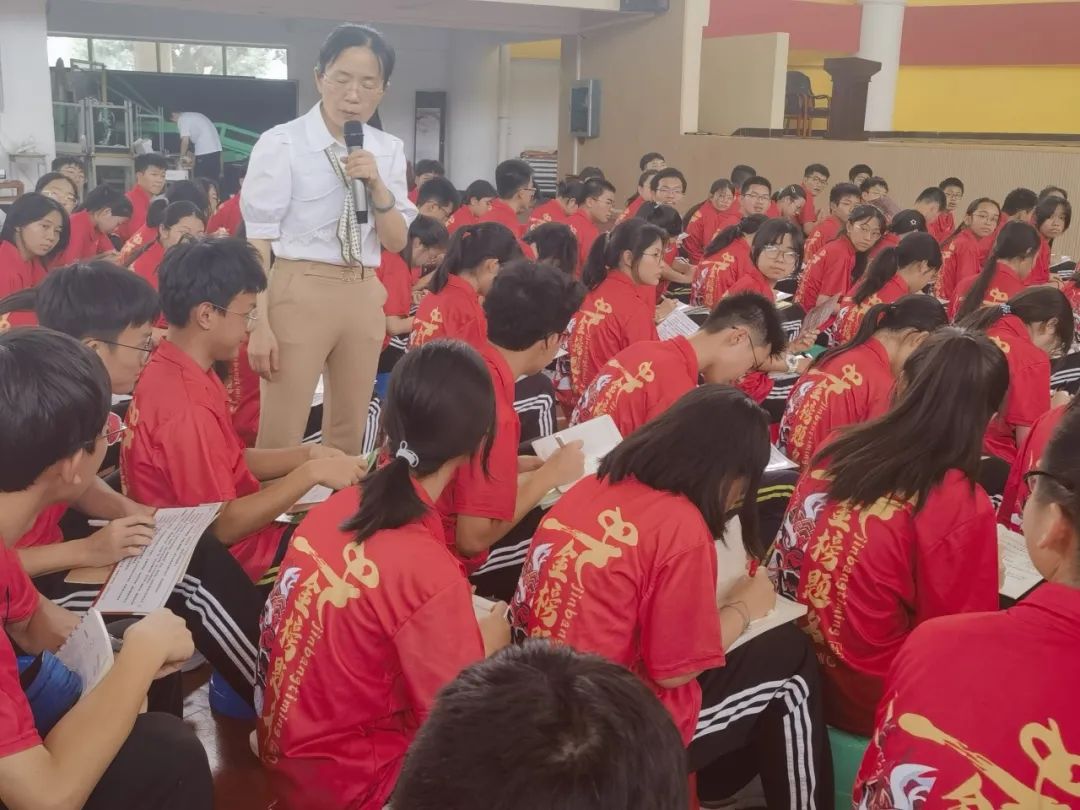 学海浩淼谁领风骚,携手专家共谋中考攻略 ——广西民族师范学院附属第二中学特邀正高级教师、广西特级教师蔡雪静入校开展专题讲座 第21张