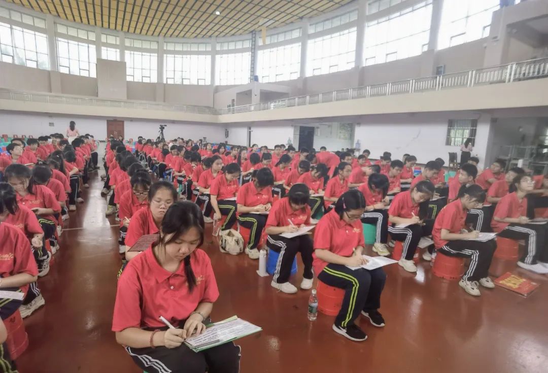 学海浩淼谁领风骚,携手专家共谋中考攻略 ——广西民族师范学院附属第二中学特邀正高级教师、广西特级教师蔡雪静入校开展专题讲座 第26张