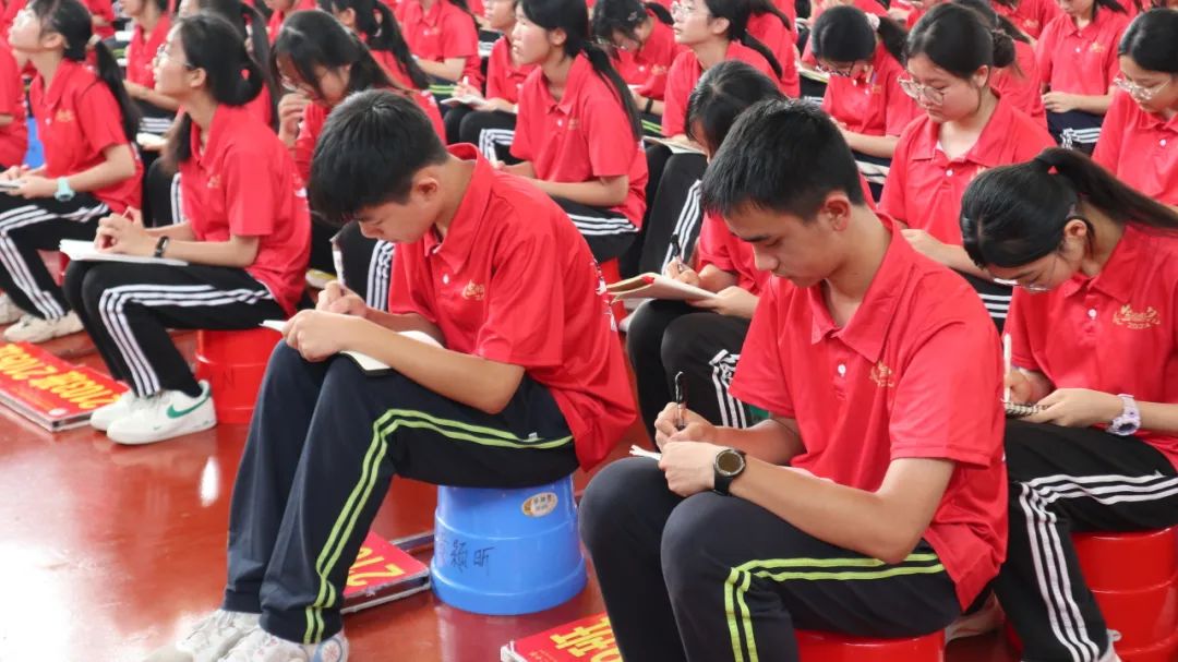 学海浩淼谁领风骚,携手专家共谋中考攻略 ——广西民族师范学院附属第二中学特邀正高级教师、广西特级教师蔡雪静入校开展专题讲座 第14张