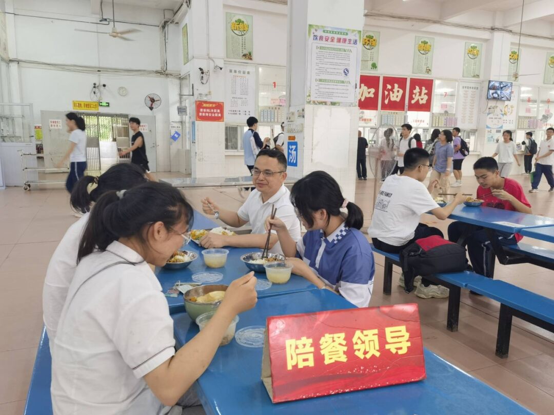 爱心加餐  助赢高考 ——梧州高中高三备考攻坚阶段营养加餐活动 第2张