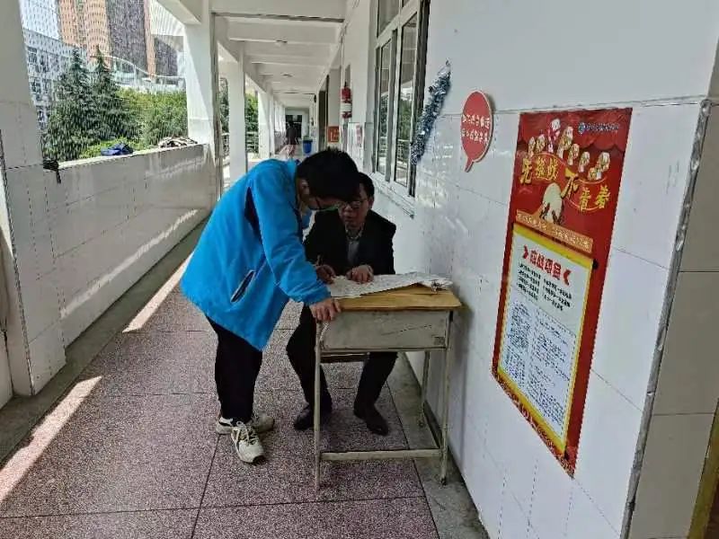 教师楼道“设台问诊”  温情助力高考冲刺 第7张