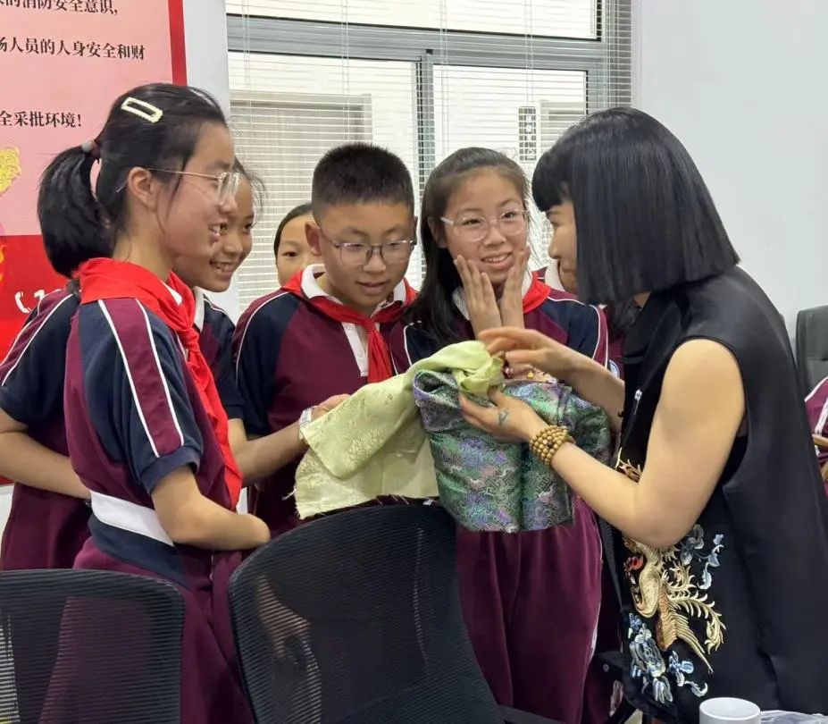 常青女装城(常熟)&莫城街道商城小学“新国风”服饰研学活动圆满举行! 第6张