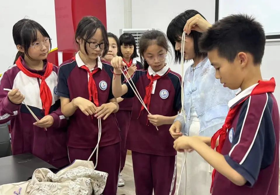 常青女装城(常熟)&莫城街道商城小学“新国风”服饰研学活动圆满举行! 第5张