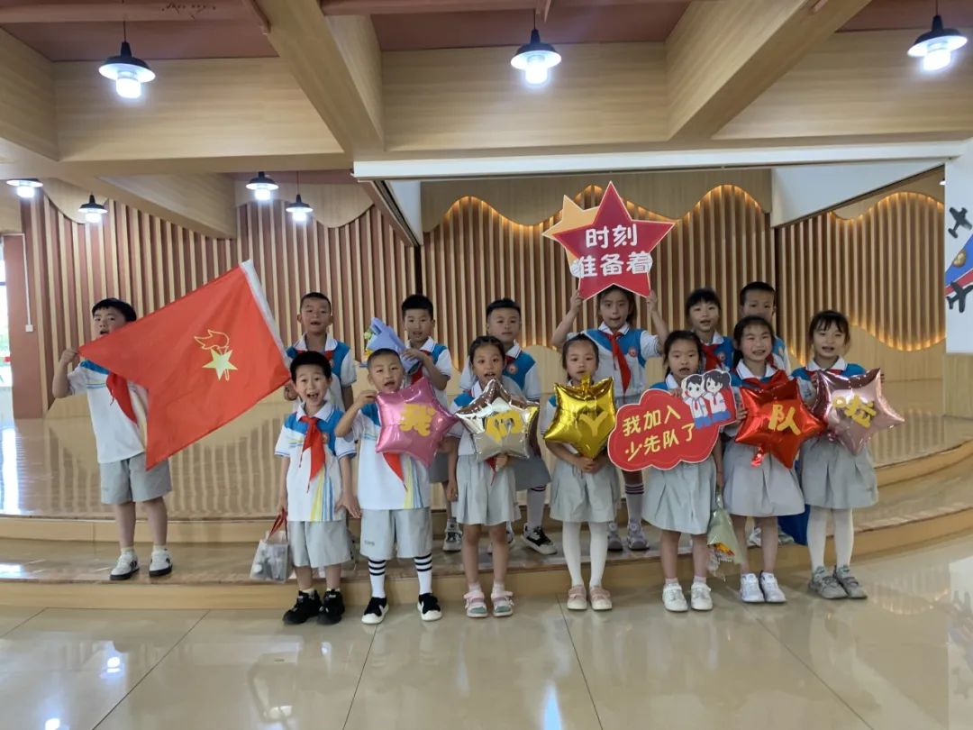 【阎良教育·聚宝小学】星星火炬引方向  红领巾飘扬心向党||聚宝小学2024年第一批少先队员入队仪式 第27张