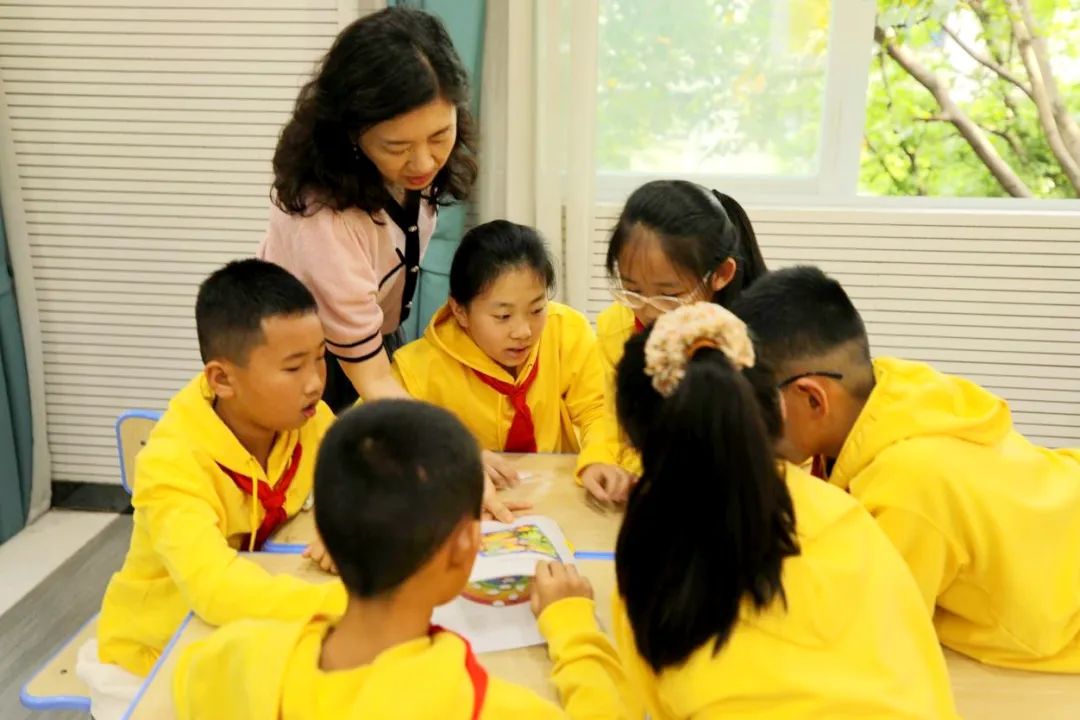 携手共研  聚力前行 | 蜀都小学 建北小学一体化办学青年教师(美术 英语)课堂展示活动 第11张