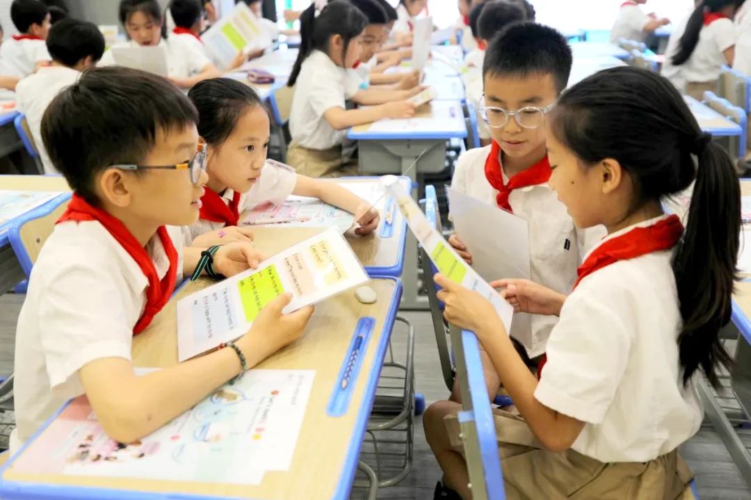 携手共研  聚力前行 | 蜀都小学 建北小学一体化办学青年教师(美术 英语)课堂展示活动 第9张