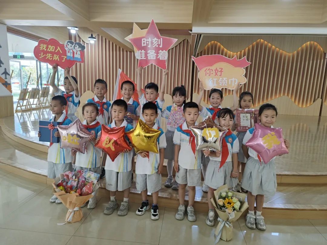 【阎良教育·聚宝小学】星星火炬引方向  红领巾飘扬心向党||聚宝小学2024年第一批少先队员入队仪式 第28张