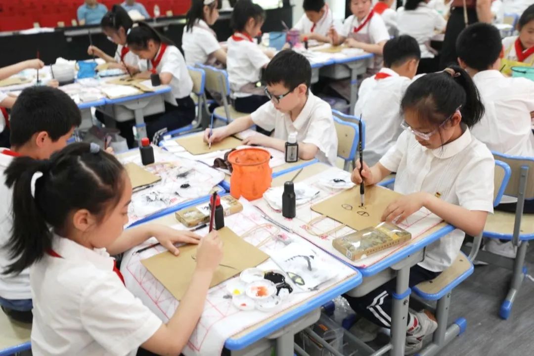 携手共研  聚力前行 | 蜀都小学 建北小学一体化办学青年教师(美术 英语)课堂展示活动 第7张