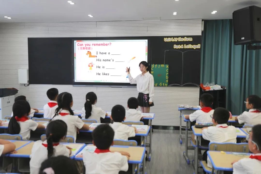 携手共研  聚力前行 | 蜀都小学 建北小学一体化办学青年教师(美术 英语)课堂展示活动 第8张