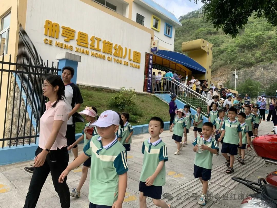 小学初体验,衔接幼成长——册亨县红旗幼儿园2024年大班组参观小学活动 第8张